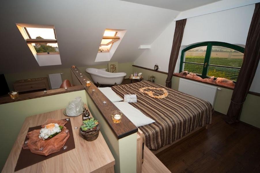 Hotel Vinohrad Milotice Bagian luar foto