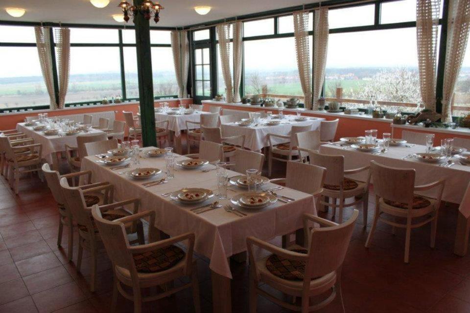 Hotel Vinohrad Milotice Bagian luar foto
